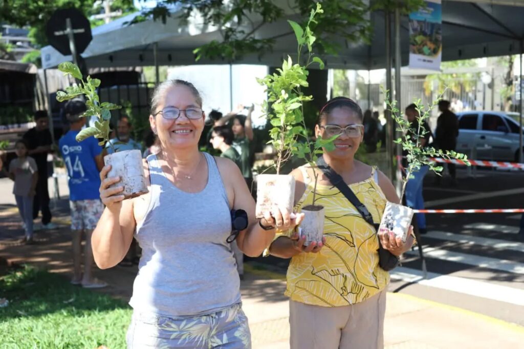 Campo Grande ainda mais verde! 🌱 A PrefCG distribuiu diferentes tipos de mudas frutíferas neste sábado (26), durante ação que integra a prog…