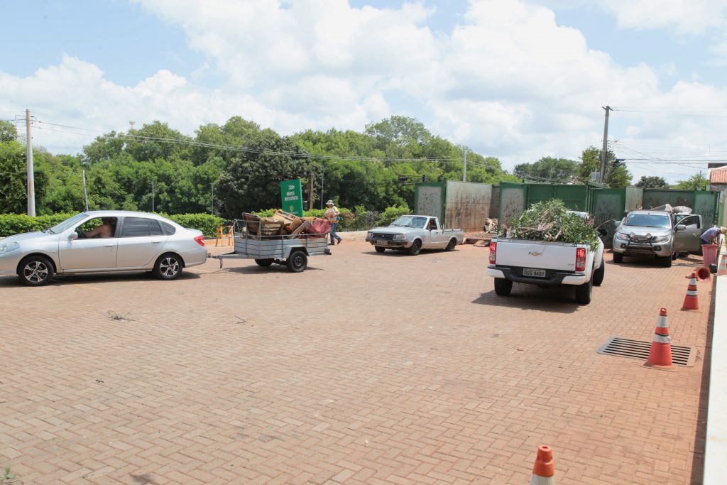 Da calçada ao bueiro, entenda como descarte irregular impacta na cidade Da calçada ao bueiro, entenda como descarte irregular impacta na cidade