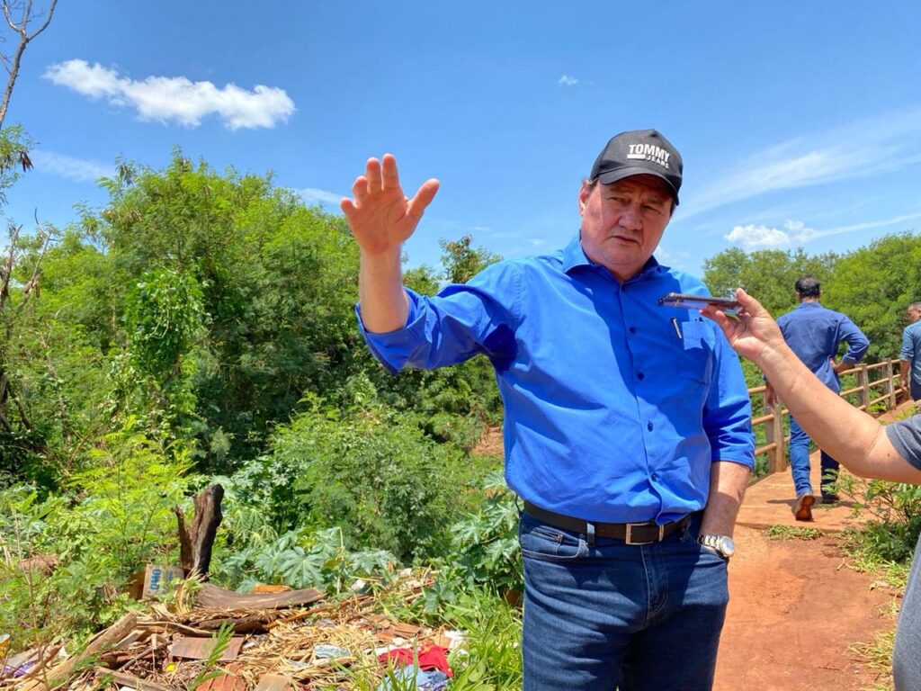 Da calçada ao bueiro, entenda como descarte irregular impacta na cidade Da calçada ao bueiro, entenda como descarte irregular impacta na cidade