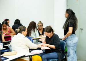 Curso gratuito de manicure abre programação do Agosto Lilás