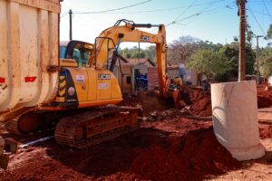 PrefCG assina ordem de serviço para drenagem e asfalto no Santa Emília e Aquarius 
