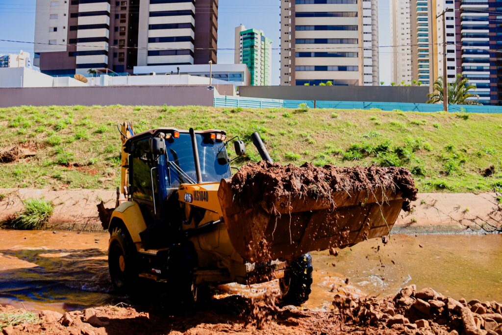 Prefeitura intensifica ações para o período chuvoso com limpeza de córregos e manutenção urbana Prefeitura intensifica ações para o período chuvoso com limpeza de córregos e manutenção urbana