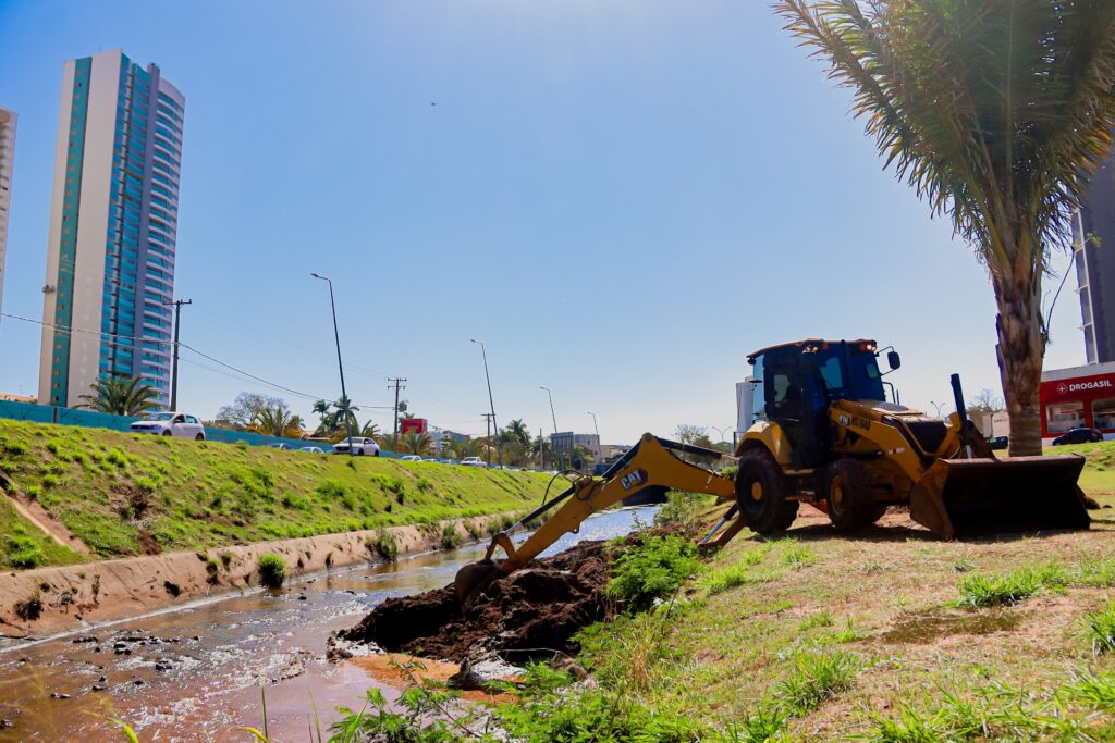 Prefeitura intensifica ações para o período chuvoso com limpeza de córregos e manutenção urbana Prefeitura intensifica ações para o período chuvoso com limpeza de córregos e manutenção urbana