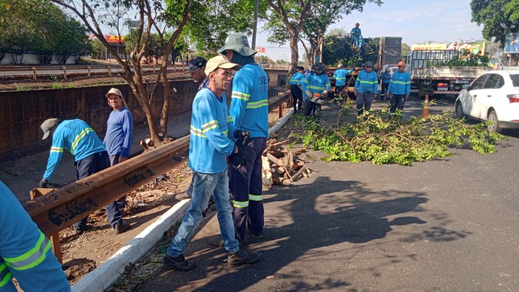 Prefeitura intensifica trabalho de limpeza e manutenção de vias no centro e nos bairros Prefeitura intensifica trabalho de limpeza e manutenção de vias no centro e nos bairros