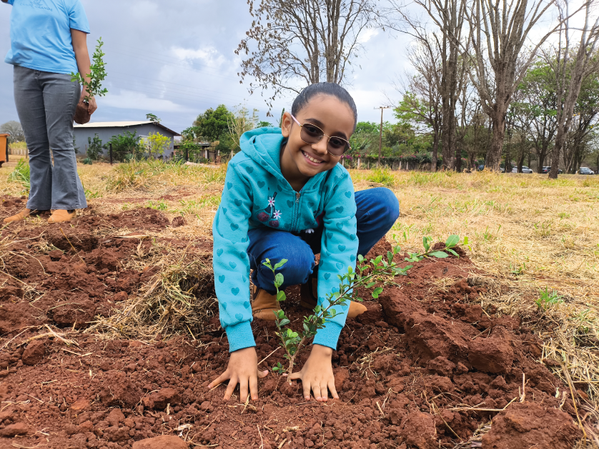 Estudantes da Escola Agrícola participam de plantio de mudas frutíferas na Semana da Árvore