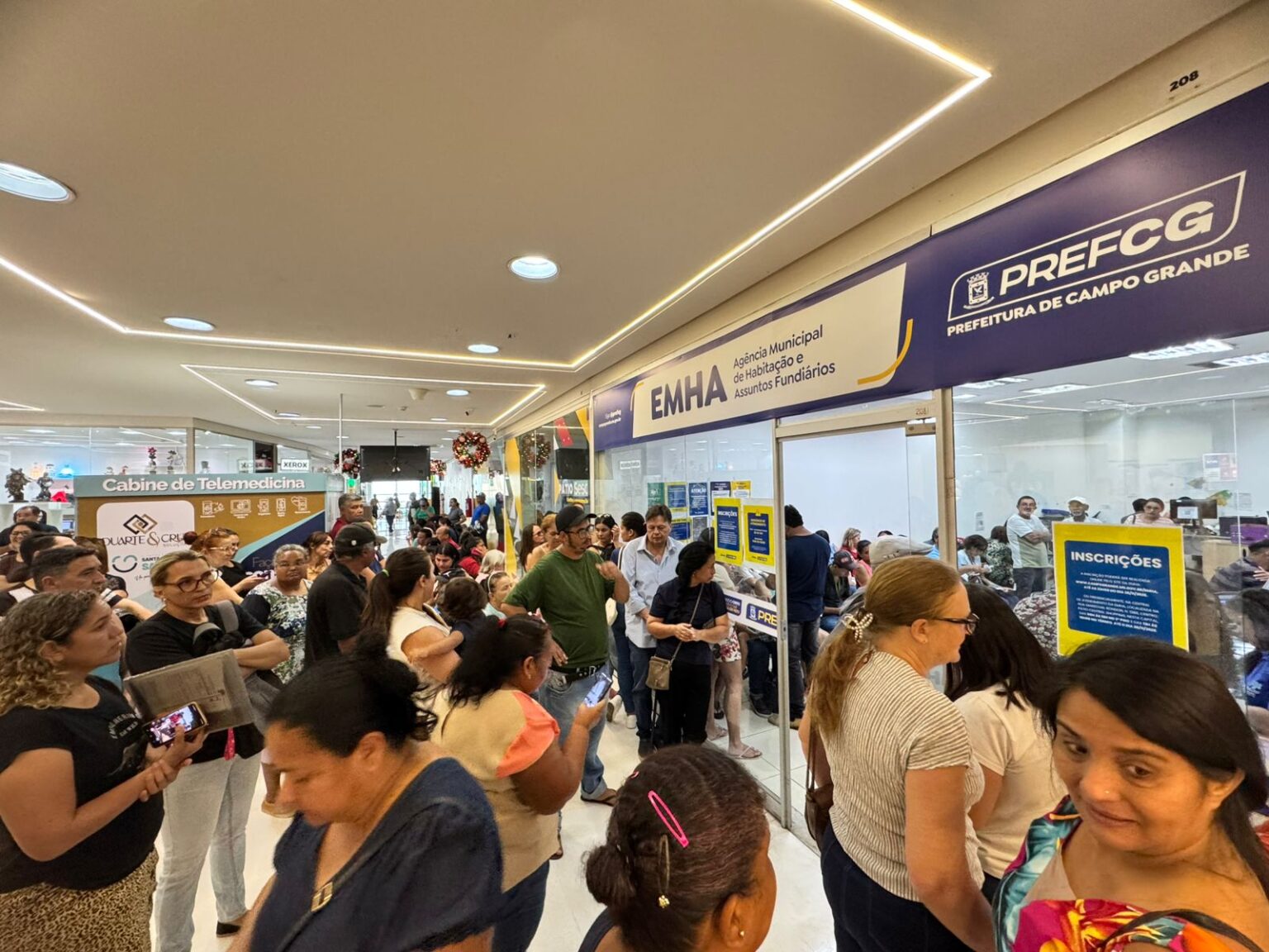 Sonho da casa própria leva dezenas de famílias à EMHA no primeiro dia de inscrição