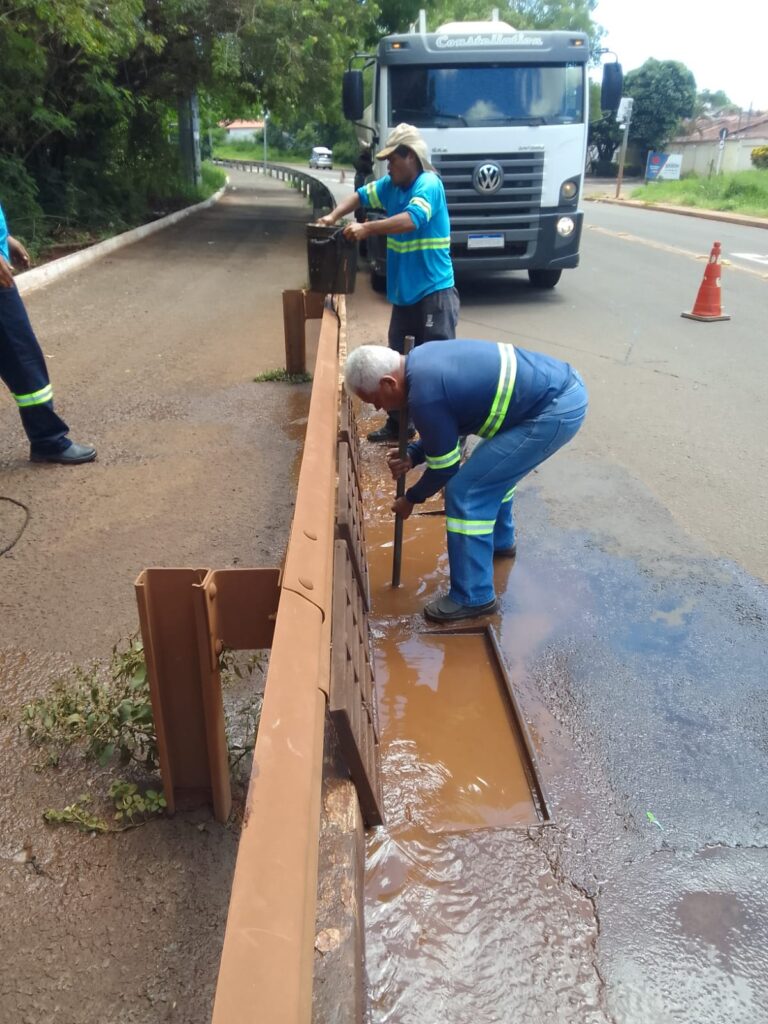 Equipes intensificam tapa-buracos e a remoção de árvores caídas