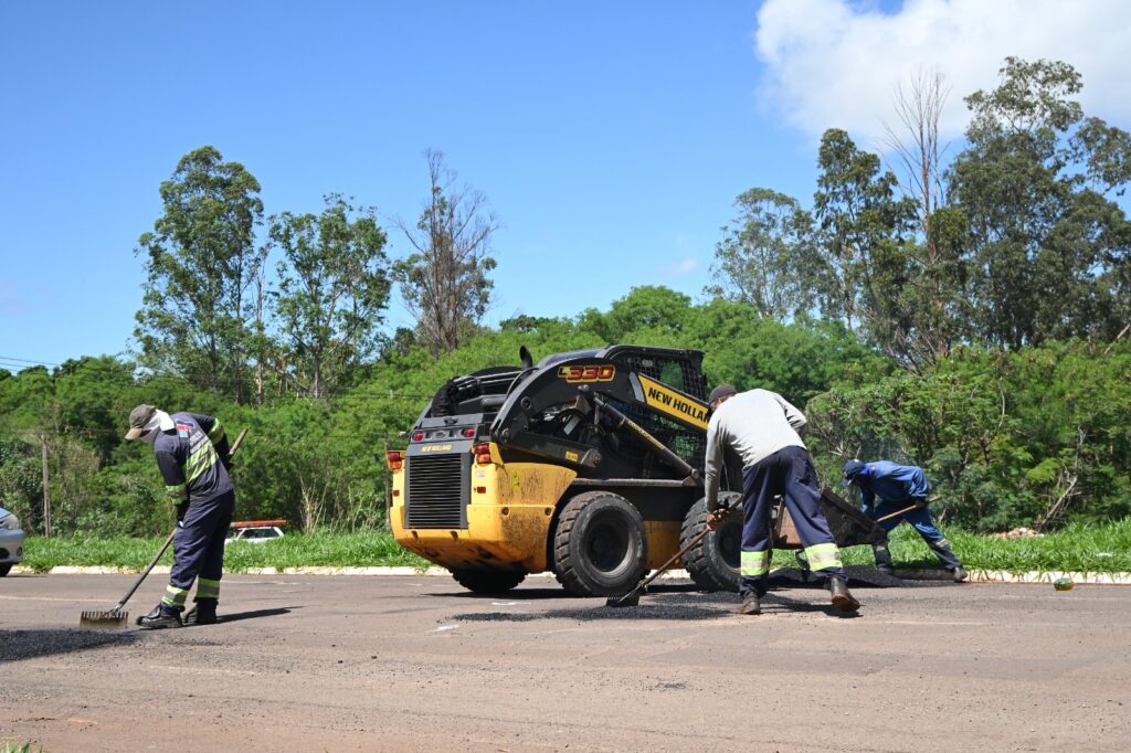 Equipes intensificam tapa-buracos e a remoção de árvores caídas