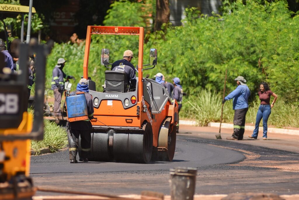 Com força-tarefa, Prefeitura restaura trecho da rotatória da Av. Rachid Neder 2 WhatsApp Image 2025 11 19 at 11.52.15