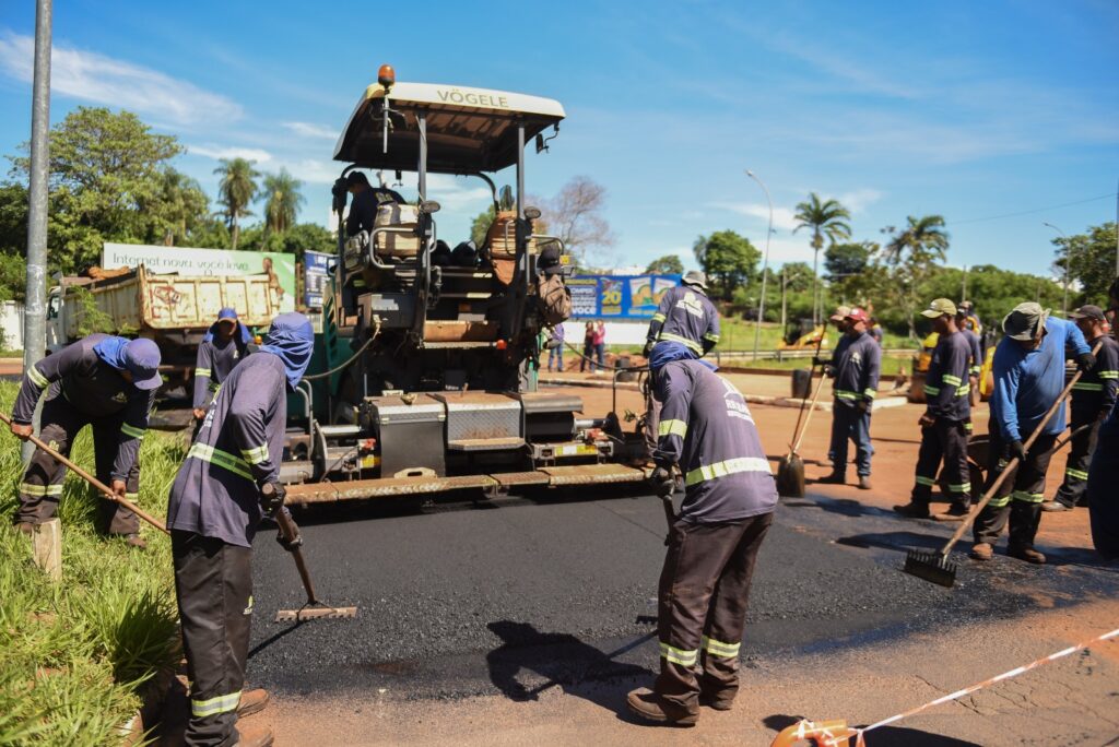 Com força-tarefa, Prefeitura restaura trecho da rotatória da Av. Rachid Neder 4 WhatsApp Image 2025 11 19 at 11.52.20
