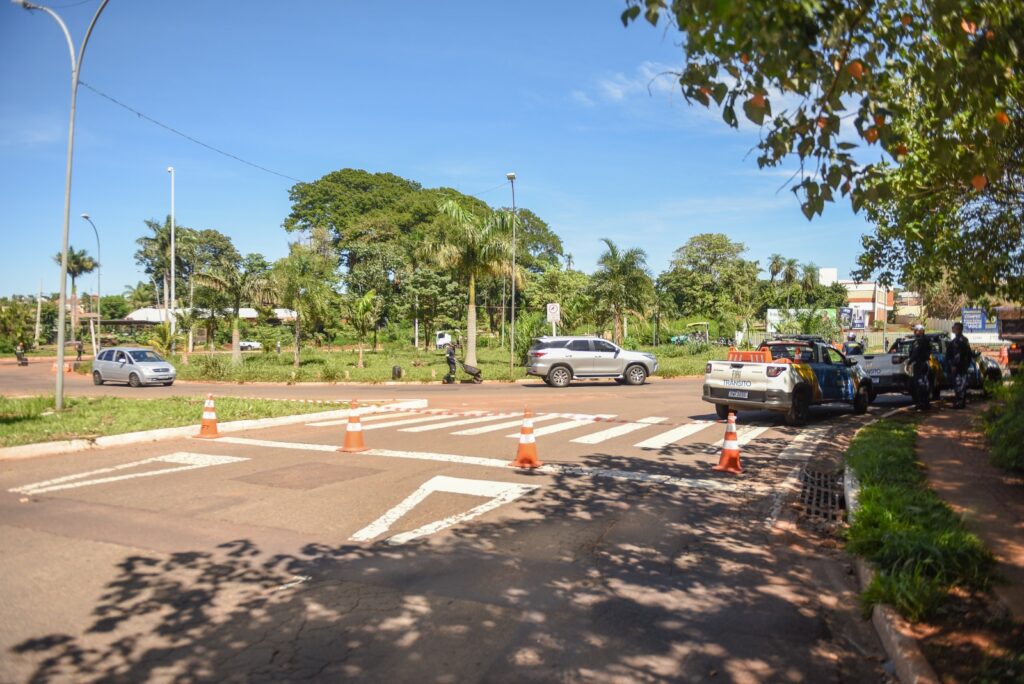 Com força-tarefa, Prefeitura restaura trecho da rotatória da Av. Rachid Neder 3 WhatsApp Image 2025 11 19 at 11.52.24