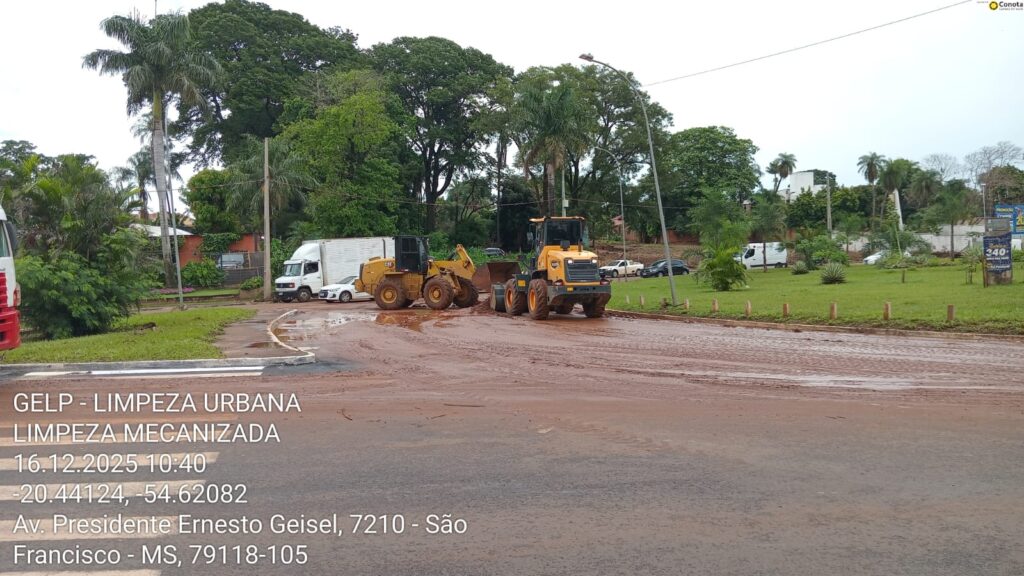 Prefeitura executa limpeza e ações emergenciais após fortes chuvas Prefeitura executa limpeza e ações emergenciais após fortes chuvas