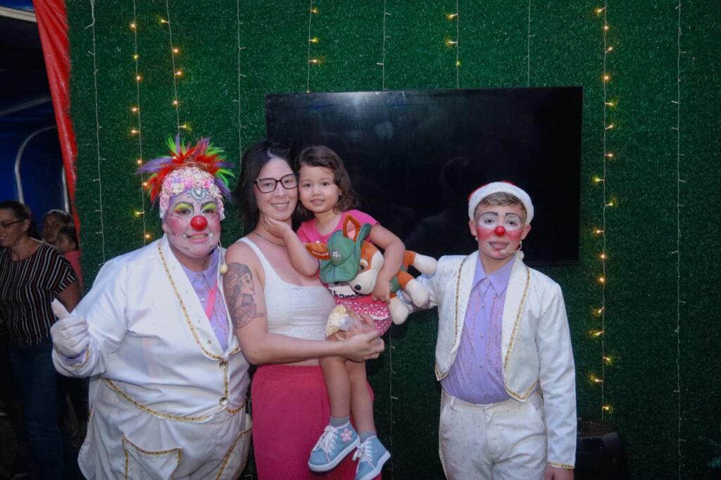 Magia do circo e do Natal se unem em espetáculo gratuito no centro Magia do circo e do Natal se unem em espetáculo gratuito no centro