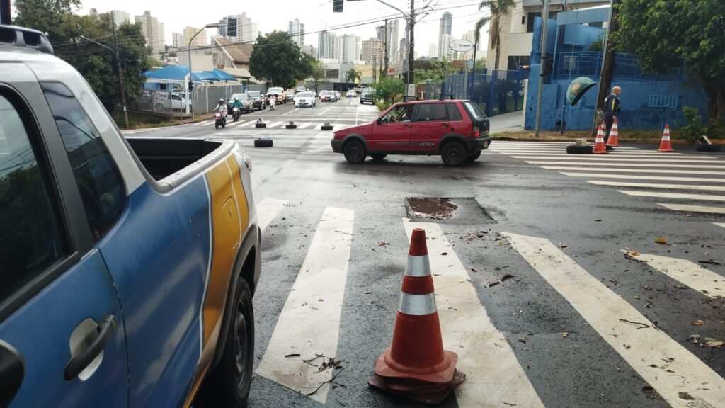 Veja quais ruas e avenidas estão com interdições após forte chuva desta terça-feira na Capital