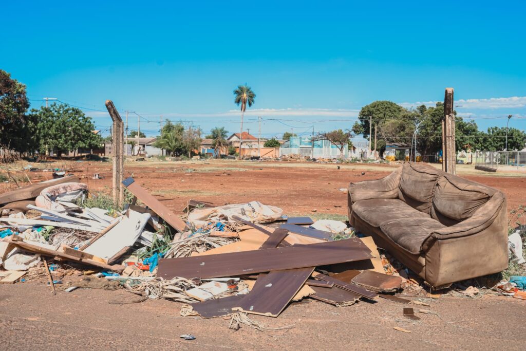 Da calçada ao bueiro, entenda como descarte irregular impacta na cidade Da calçada ao bueiro, entenda como descarte irregular impacta na cidade