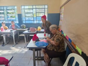 Semu forma 30 mulheres em curso de crochê