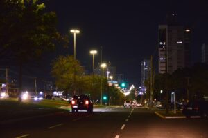Mais claras e seguras: luzes de LED cobrem 100% da capital 