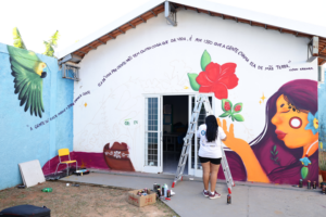 Obras com tintas naturais transformam muros de escolas 