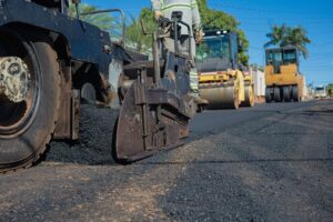 Vira CG Infraestrutura acelera frentes de asfalto na cidade 
