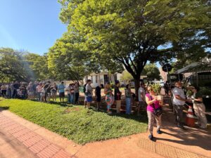 População chega cedo para garantir mudas frutíferas na Capital