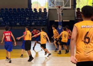 Basquete reúne alunos de dez escolas no Guanandizão
