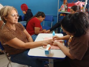 Curso de manicure e pedicure leva capacitação para mulheres da Vila Popular 
