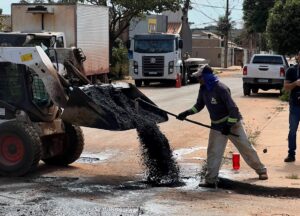 PrefCG assina ordem de serviço para 12 frentes de trabalho e acelera tapa-buraco nas sete regiões