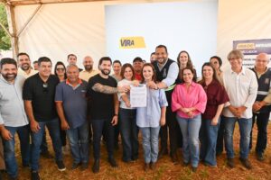 Moradores comemoram chegada de drenagem e asfalto no Santa Emília e Aquarius 