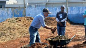 Do resíduo ao adubo: FAC produz 40 toneladas de adubo agroecológico
