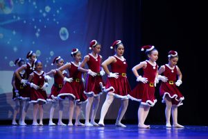 Última noite do espetáculo “O Livro Encantado” emociona público com a magia dos contos de Natal 