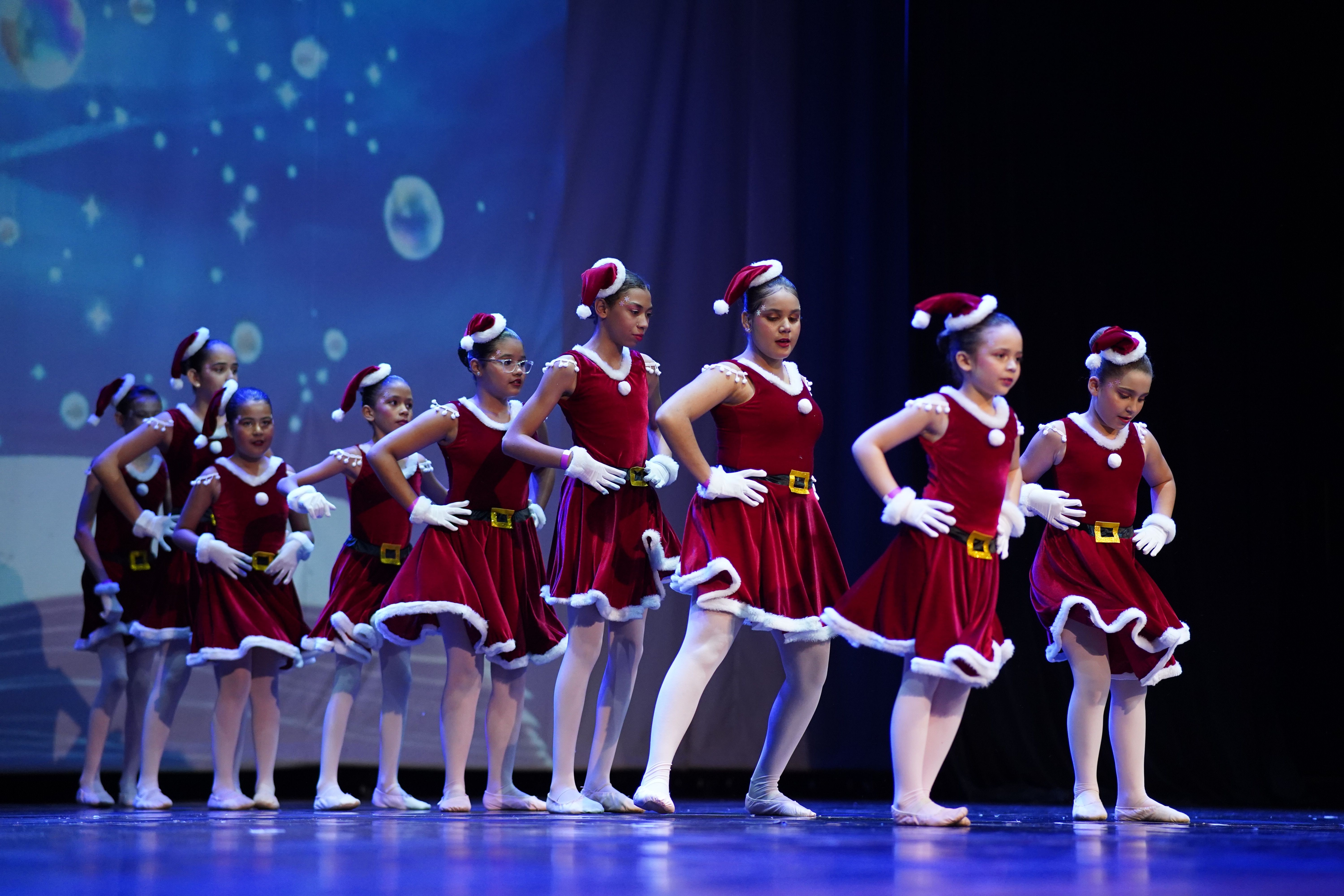 Última noite do espetáculo “O Livro Encantado” emociona público com a magia dos contos de Natal 
