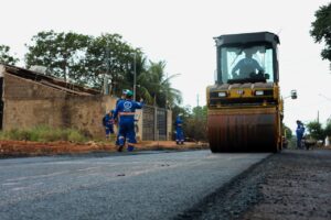 Investimento de R$ 4,9 milhões impulsiona nova etapa de asfalto e drenagem no Jd. Itatiaia