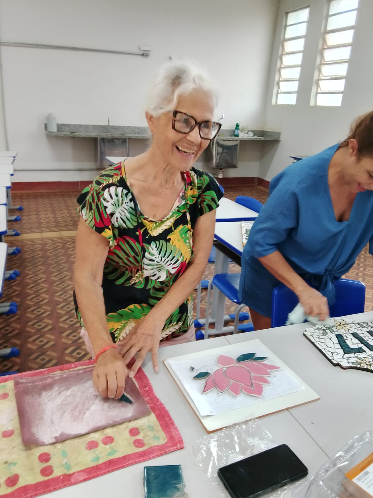 Curso de mosaico termina com finalização de peças na Casa da Cultura