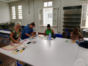 Curso de mosaico termina com finalização de peças na Casa da Cultura