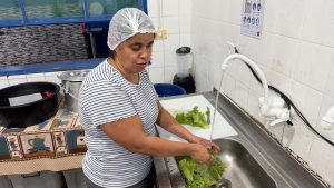 Dia da Merendeira: Dona Luzia é exemplo de inclusão em escola 